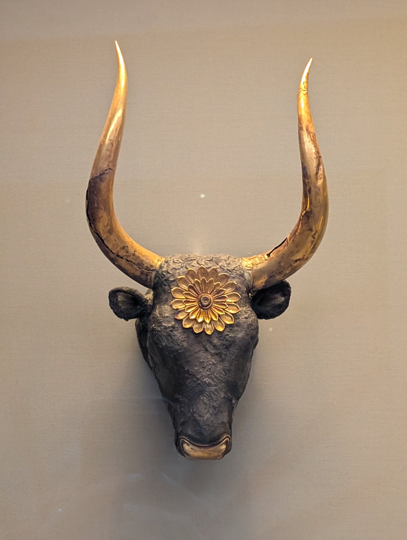 Bull with horns, the head is silver and the horns made of gold