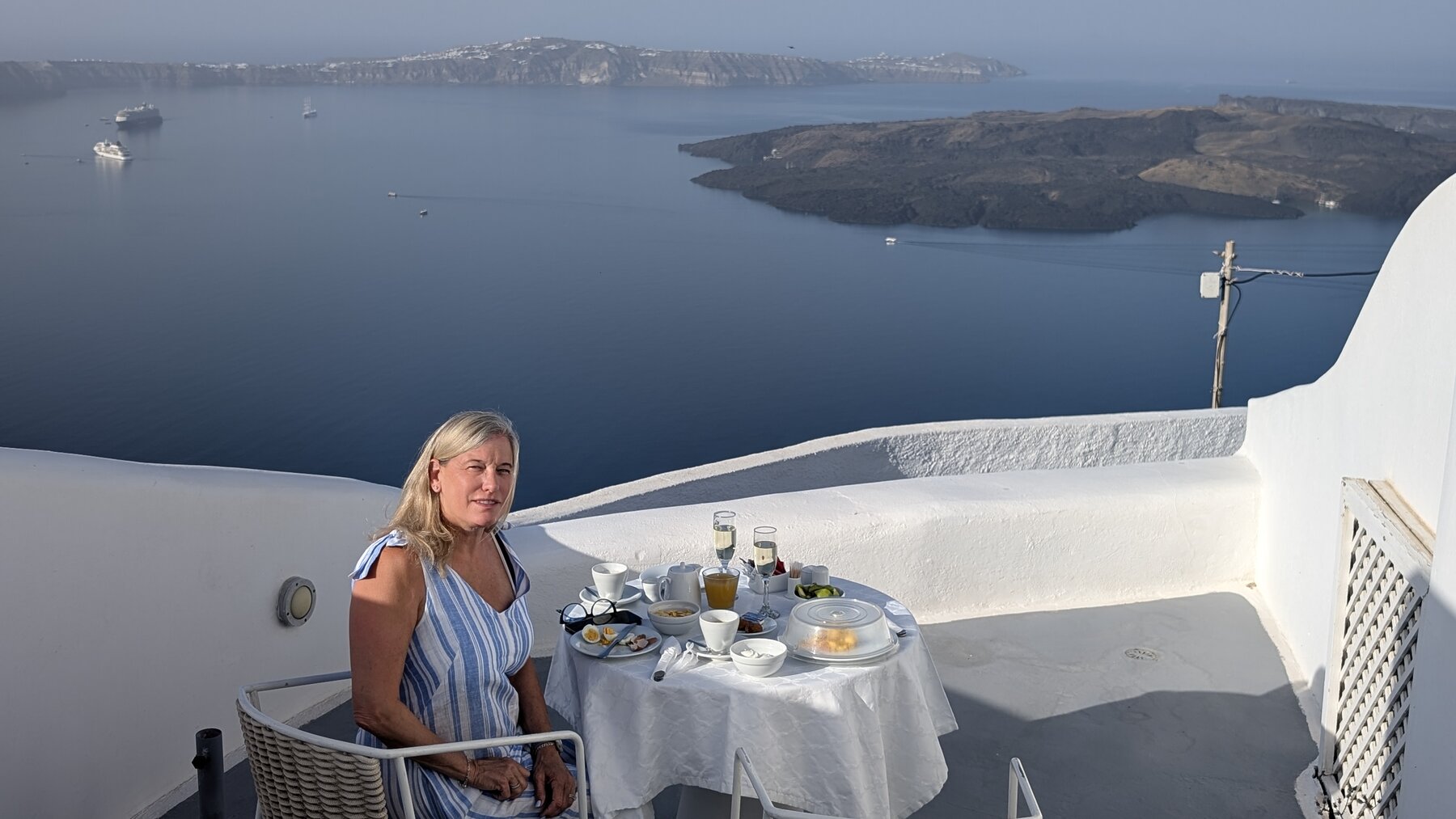 Breakfast looking straight into the caldera from Dreams Luxury Suites.