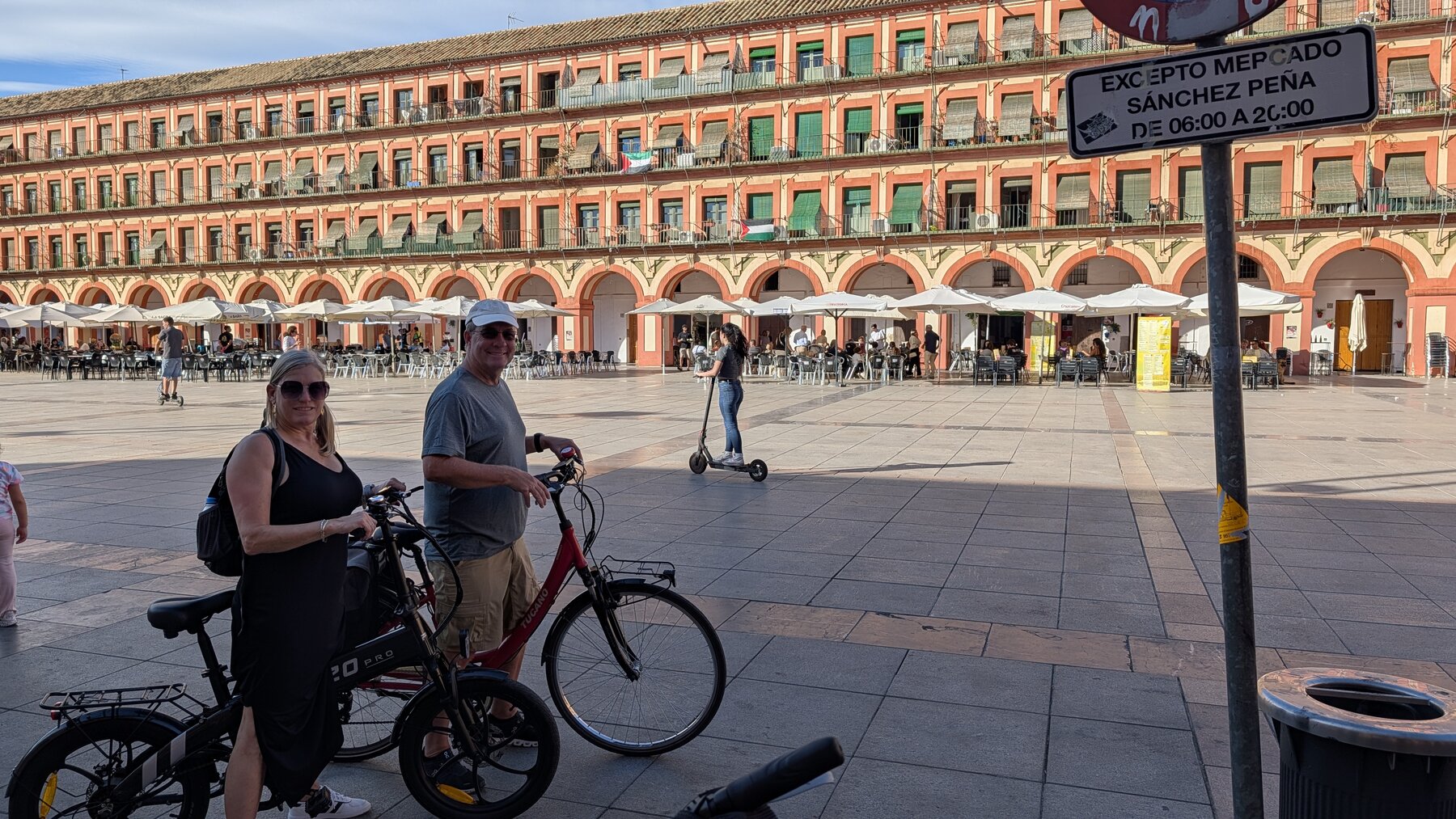 Two tourists on their Cordoba bike tour.